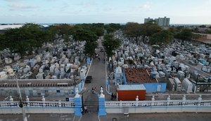 Famílias aguardam até 3 dias para sepultar parentes