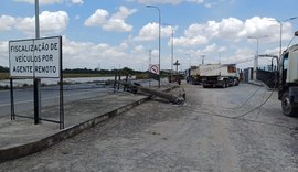 Queda de poste interdita trecho da BR-101 na cidade de Rio Largo