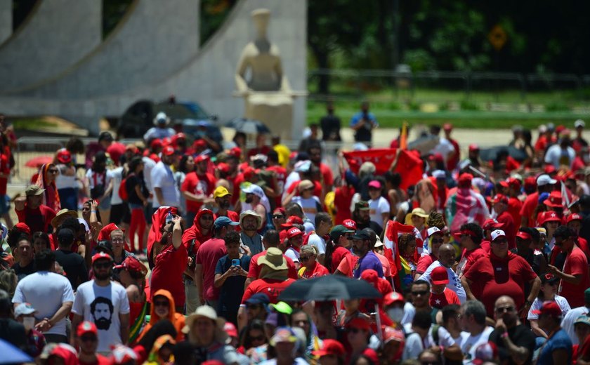 Multidão toma conta da Esplanada em domingo ensolarado na capital do país