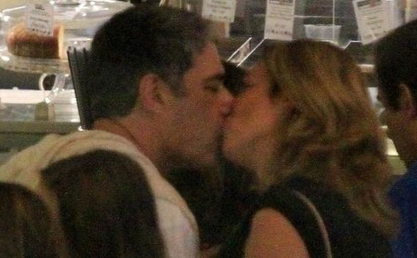 Bonner é flagrado aos beijos com namorada no Rio de Janeiro