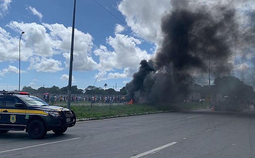 Moradores de Rio Largo fecham os dois sentidos da BR-104, no acesso ao Aeroporto Zumbi dos Palmares