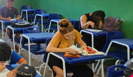 Curso de inglês ajuda massoterapeuta que atua na orla a se comunicar com o público