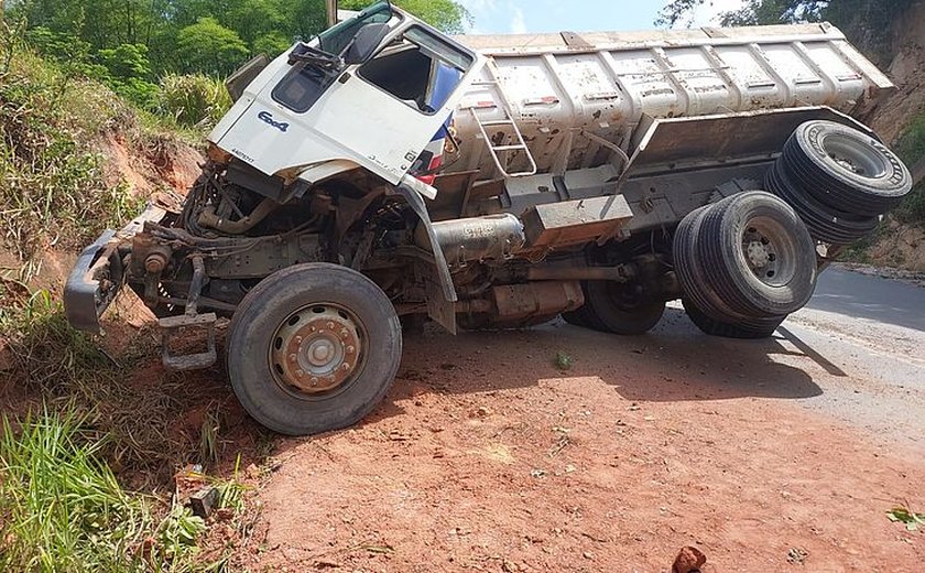 Motorista de caminhão fica ferido após perder o controle da direção e tombar na AL-115
