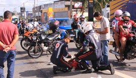 Motociclista fica ferido após colidir em carro na Avenida Menino Marcelo