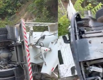 Caminhão betoneira tomba em trecho da Avenida Pierre Chalita, em Maceió