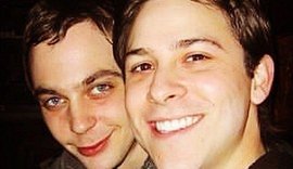 Ator de 'The Big Bang Theory' se casa com parceiro de longa