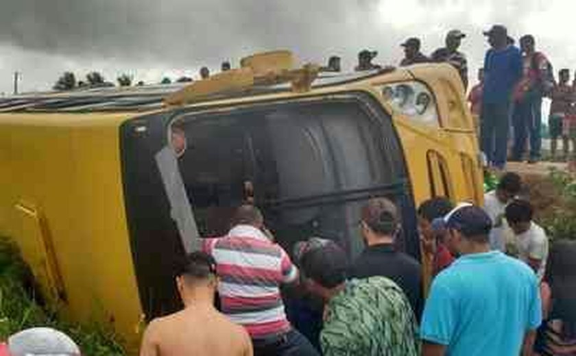 Ônibus escolar com 30 estudantes tomba em estrada na zona rural de Craíbas