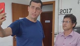 Vídeo: Ex-prefeito é desmoralizado ao ir para Delegacia se desculpar de acusações falsas e disse que correu para não apanhar da mãe do prefeito