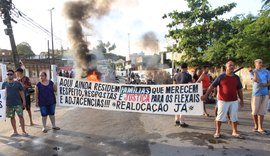 Moradores dos Flexais fecham via em protesto contra Prefeitura de Maceió