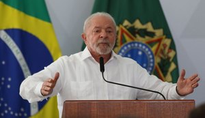 Lula anuncia política de reajuste do salário mínimo e isenção de Imposto de Renda