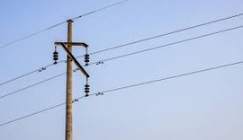 Mulher sofre choque ao encostar em poste de iluminação pública