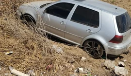 Após ser fechado por caminhão, motorista perde controle de veículo e vai parar em terreno na AL-220