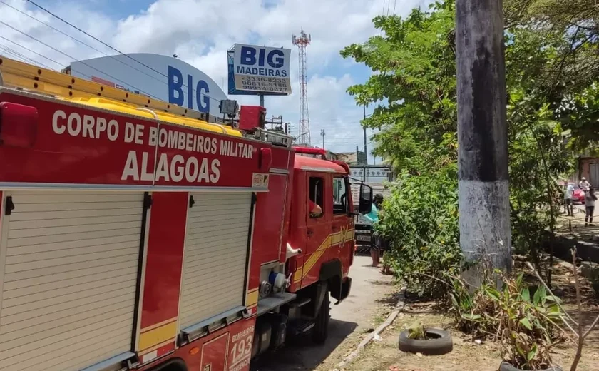 Após colisão, poste de energia elétrica pega fogo na Avenida Durval de Góes Monteiro