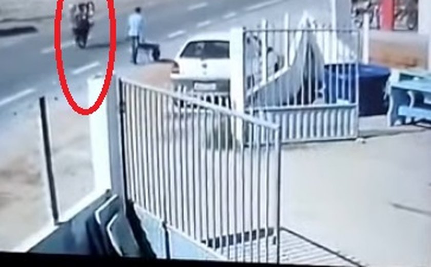 Vídeo mostra momento em que motociclista empina moto, atropela e mata idoso