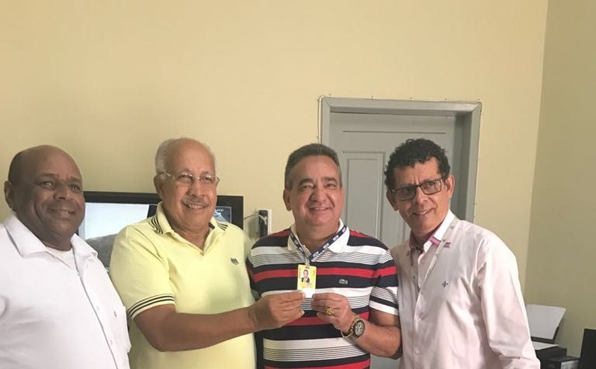 Marcos Barbosa recebe título de sócio benemérito da ACDA