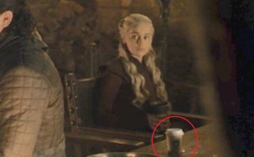 Game of Thrones esquece copo de café em cena do novo episódio e vira piada