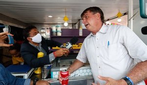 “O certo é tirar de circulação”, diz Bolsonaro sobre jornais e sites que o criticam