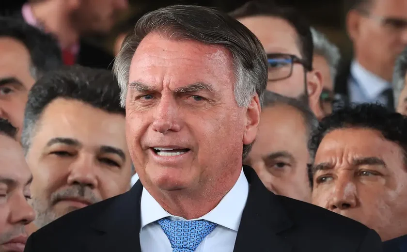 Moraes dá 24 horas para Bolsonaro explicar uso de redes sociais