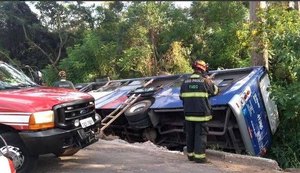 Ônibus tomba e deixa 13 pessoas feridas em Mogi das Cruzes