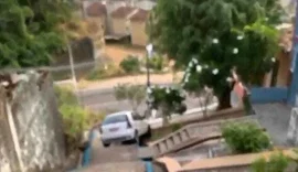 Carro fica preso em concreto de escadaria após tentativa de motorista descer o local com o veículo