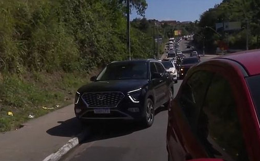 Trânsito fica lento na Avenida Leste-Oeste após colisão envolvendo três veículos