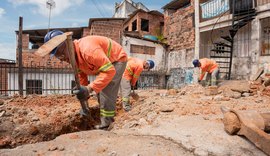 Trecho de galeria de água pluvial danificado por ligações clandestinas de esgoto é reconstruído