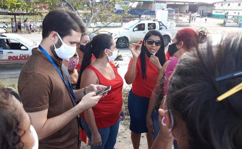 Familiares de reeducandos do sistema prisional de Alagoas protestam fechando a BR-104