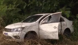 Motorista perde controle de carro e vai parar às margens da AL-101 Sul