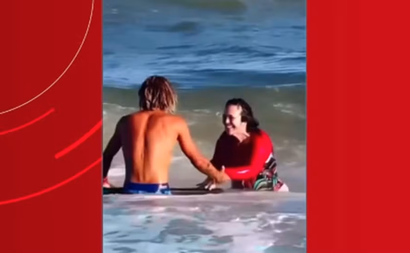 Surfista resgata mulher que se afogava na Praia do Francês, em Marechal Deodoro