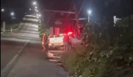 Viatura da PM colide em poste de iluminação pública durante perseguição policial