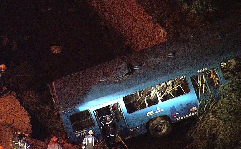 Ônibus cai em córrego em Belo Horizonte e cinco pessoas morrem