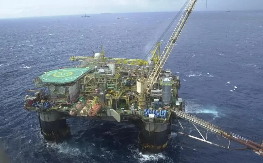 Chega a 14 número de feridos após incêndio em plataforma da Petrobras