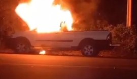 Carro fica destruído após incendiar em trecho da AL-130