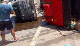 Caminhão cegonha carregado de carros da marca Jeep tomba e interdita rodovia em Alagoas