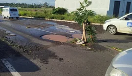 Carro que seguia do interior com 5 pessoas para consulta médica em Maceió capota após passar por buraco na AL-220