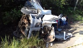 Condutor tomba caminhão em São Miguel dos Campos e fica preso às ferragens