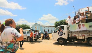 Moradora para caravana de Daniel Barbosa e agradece investimentos em vila de Arapiraca
