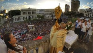 Milhares de católicos participam da procissão de Corpus Christi em Maceió