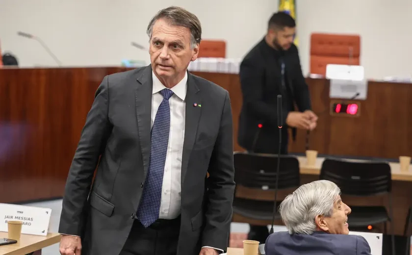 Bolsonaro nega plano de golpe, pede desculpa ao STF e critica urnas