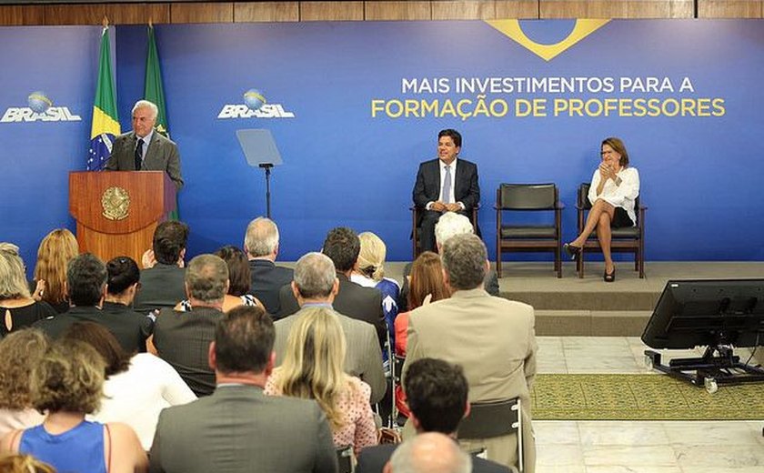 MEC vai investir R$ 1 bilhão em programas de formação de professores