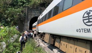 Trem descarrila em região turística de Taiwan e deixa pelo menos 50 mortos