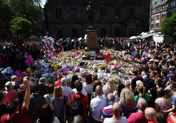 Multidão canta Oasis após minuto de silêncio em Manchester; assista