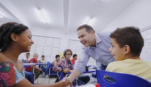 Governador anuncia rateio de recursos do Fundeb para 12 mil professores e monitores