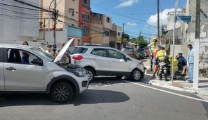 Ronda no Bairro presta socorro a vítima de colisão entre dois carros na Pajuçara