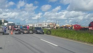 Caminhoneiros fecham rodovia em Messias