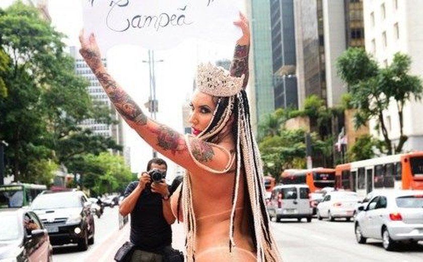 Sabrina Boing Boing paga promessa e desfila pelada na Avenida Paulista