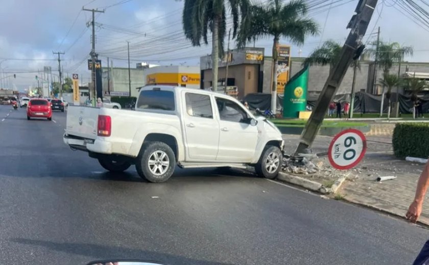 Condutor bate em poste após perder o controle do veículo em Arapiraca