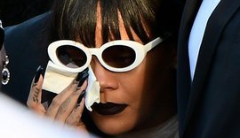 Rihanna se emociona e vai às lágrimas no enterro do primo