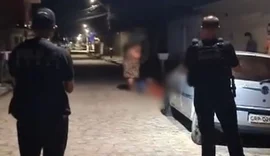 Dois homens são mortos e uma mulher ferida a tiros por falsos policiais
