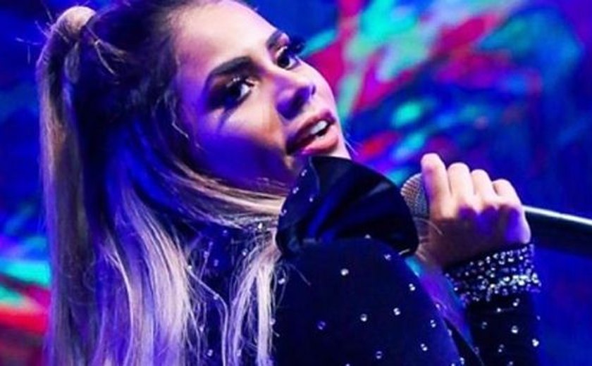 Cantora Lexa é hospitalizada e passa por cirurgia de emergência na garganta